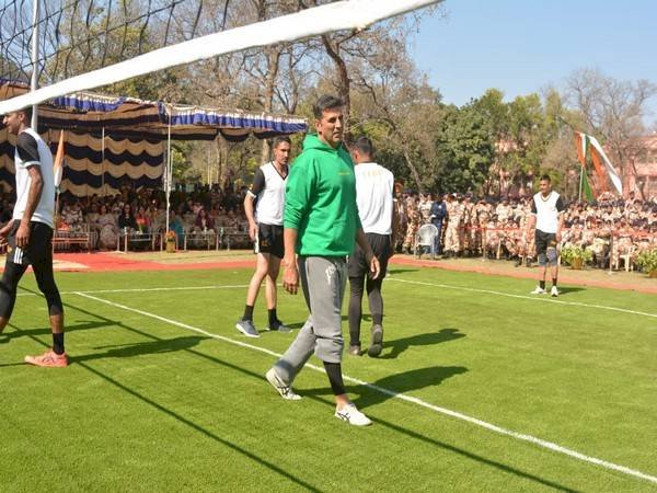 देहरादून  में 'खिलाड़ी' अक्षय कुमार ने जवानों के साथ खेला वॉलीबॉल मैच,Video वायरल