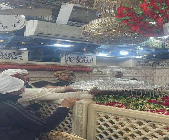 उत्तराखंड: दरगाह साबिर पाक में जायरीनों ने  चढ़ाया आठ किलो चांदी से बना झूमर