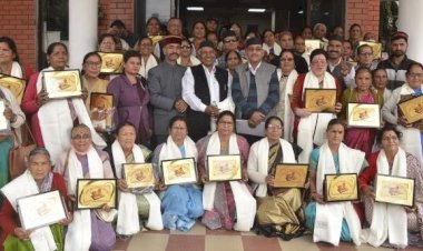 प्रख्यात लोक गायक नरेंद्र सिंह नेगी की उपस्थिति में महिलाओं मिला गौरव सम्मान
