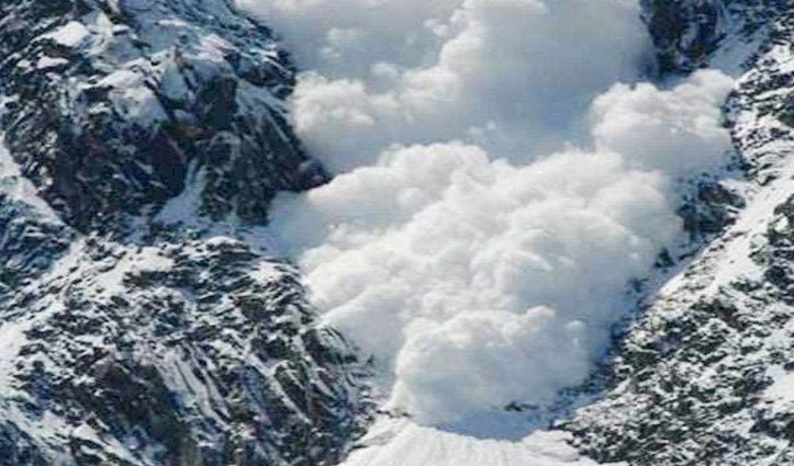 बर्फ के पहाड़ ने रोका रास्ता