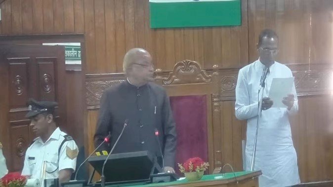 पांचवीं विधानसभा के नवनिर्वाचित विधायकों को प्रोटेम स्पीकर बंशीधर भगत ने दिलाई शपथ