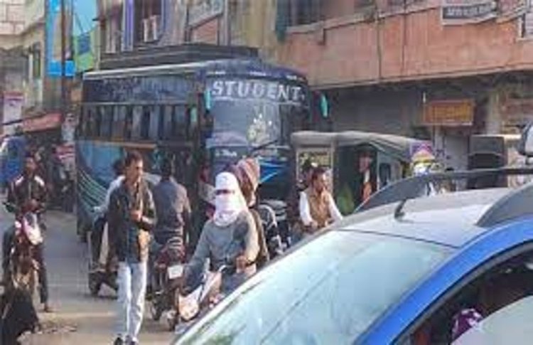 अचानक ब्रेक मारने से बस से नीचे गिरी छात्रा
