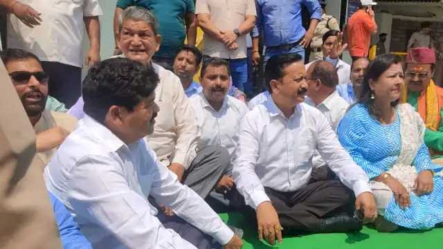 सहकारिता विभाग की नियुक्तियों में गड़बड़ी के खिलाफ कांग्रेस ने दिया सचिवालय के बाहर धरना