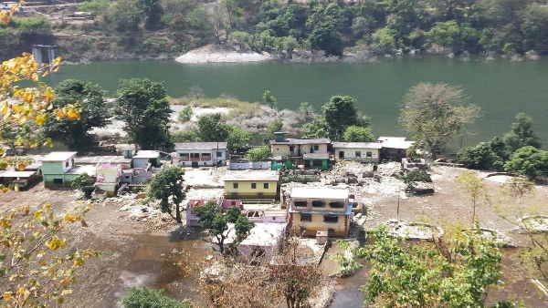 जल स्तर घटा तो झील से बाहर निकल आए उजाड़े गए लोहारी गांव के खंडहर