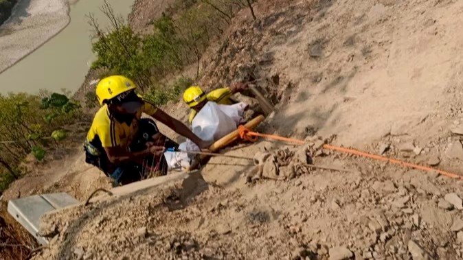 भीषण हादसा: शादी की खरीदारी कर लौटते परिवार की कार गहरी खाई में गिरी, पांच की मौत
