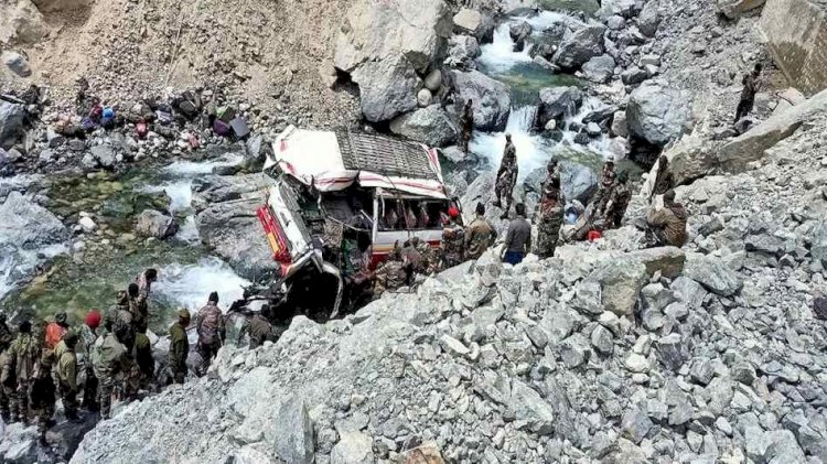 लद्दाख में सेना की बस खाई में गिरी, 7 जवान शहीद,19 घायल