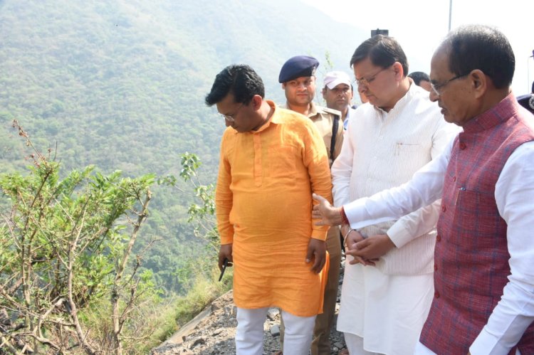 सीएम धामी और मध्य प्रदेश के सीएम शिवराज सिंह चौहान ने किया दुर्घटनास्थल का दौरा