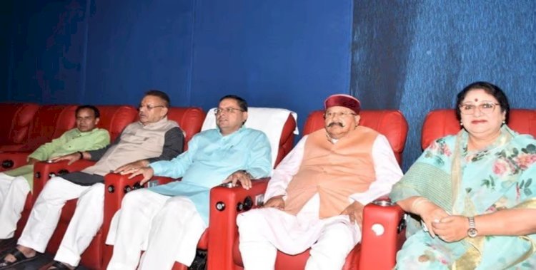सीएम धामी ने मंत्रियों के साथ देखी फिल्म 'सम्राट पृथ्वीराज'