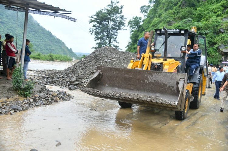 खुद JCB में बैठकर सीएम ने किया आपदा प्रभावित क्षेत्रों का मुआयना