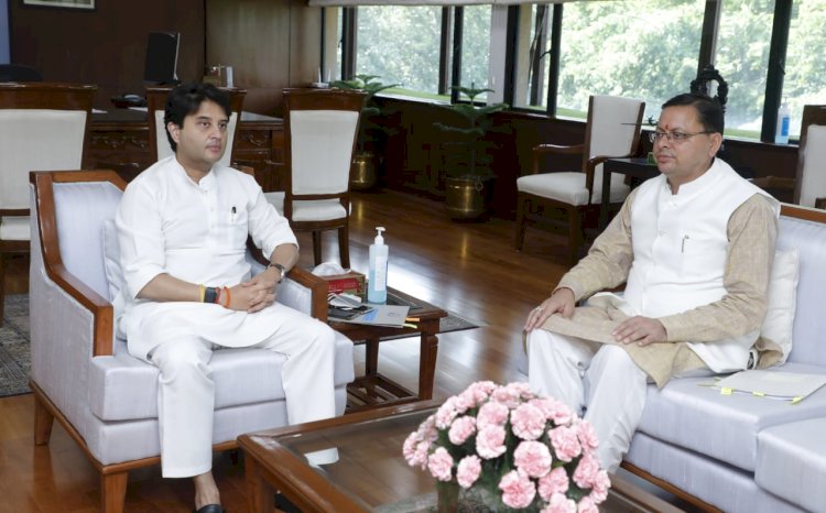 राज्य में हवाई कनेक्टिविटी बढ़ाने को लेकर केन्द्रीय मंत्री सिंधिया से मिले सीएम धामी
