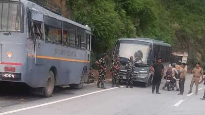 उत्तराखंड: ट्रक और एसएसबी की बस में जबरदस्त टक्कर