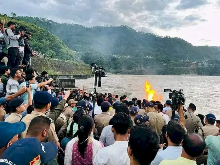 पिता की अपील  पर शांत हुए लोग, एनआईटी घाट पर हुआ अंकिता का अंतिम संस्कार