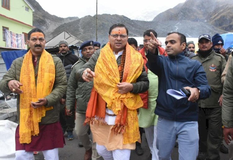 बर्फ़बारी के बीच केदारनाथ धाम पहुँचे सीएम धामी, निर्माणकार्यों का लिया जायज़ा 