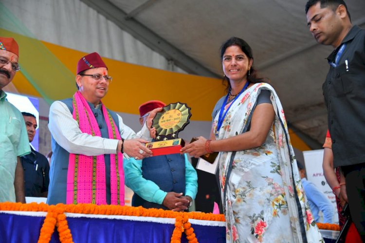 मुख्यमंत्री ने किया सरस मेले में महिला स्वयं सहायता समूहों को सम्मानित