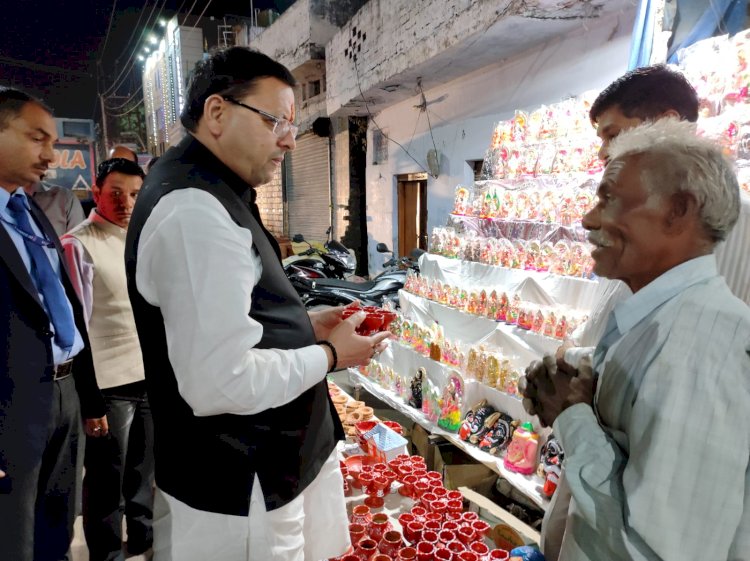 काफिला रोक मिट्टी के दीए खरीदने पहुंचे सीएम धामी