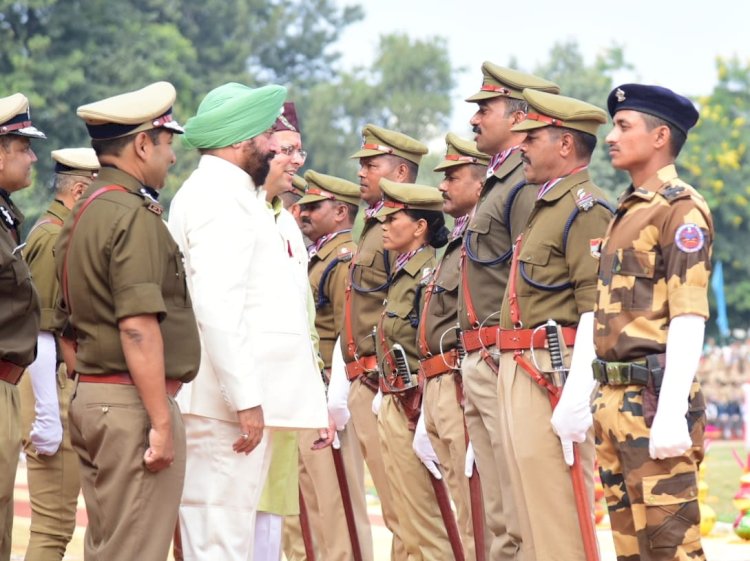 स्थापना दिवस पर राज्यपाल ने रैतिक परेड का निरीक्षण कर सलामी ली