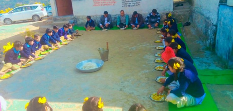 महानिदेशक ने बच्चों के साथ मध्याह्न भोजन कर परखी भोजन की गुणवत्ता