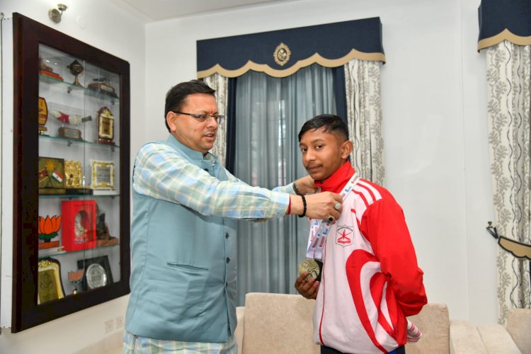 सीएम धामी ने की पदक विजेता एथलीटों से मुलाकात