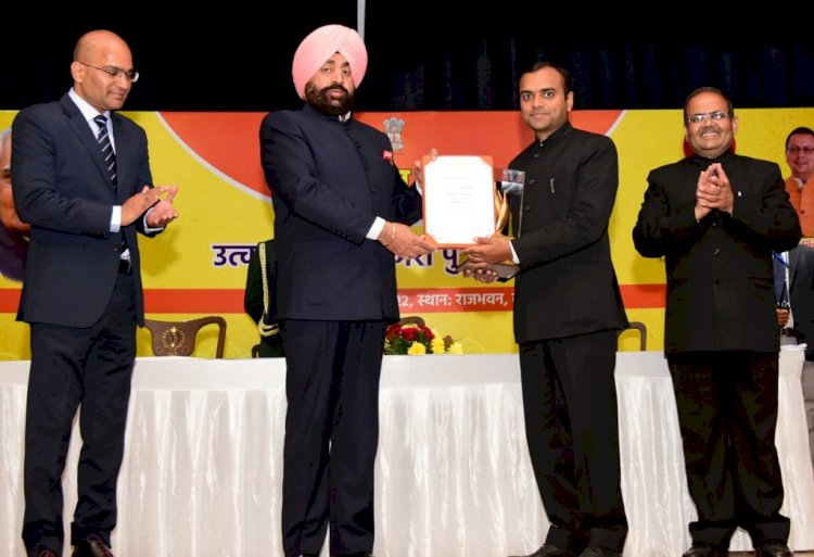 सुशासन दिवस पर उत्कृष्ट जिलाधिकारियों को राज्यपाल ने किया सम्मानित
