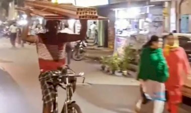 वायरल वीडियो :  ये शख्स साइकिल चलाते हुए और सिर पर तख्तियां लिए ऐसे आया नजर