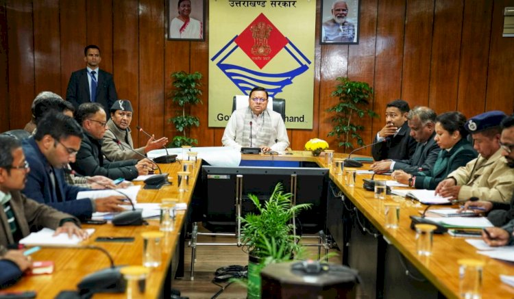 जोशीमठ में हो रहे भू-धंसाव की उच्चाधिकारियों के साथ सीएम ने की समीक्षा