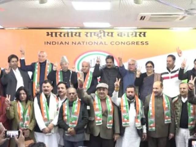 जम्मू कश्मीर में 17 नेताओं ने फिर से ज्वाइन की कॉन्ग्रेस