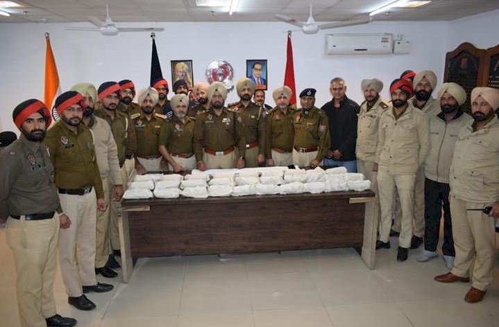 पंजाब पुलिस ने केंद्रीय एजेंसियों और बीएसएफ के साथ संयुक्त अभियान में फाजिल्का से सेना के जवान और उसके सहयोगी को 31 किलो हेरोइन के साथ गिरफ्तार किया