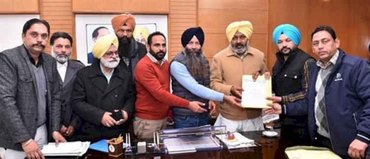 पंजाब वित्त मंत्री हरपाल सिंह चीमा ने सरकारी और सहायता प्राप्त स्कूलों के शिक्षक संघों के साथ बैठकें कीं