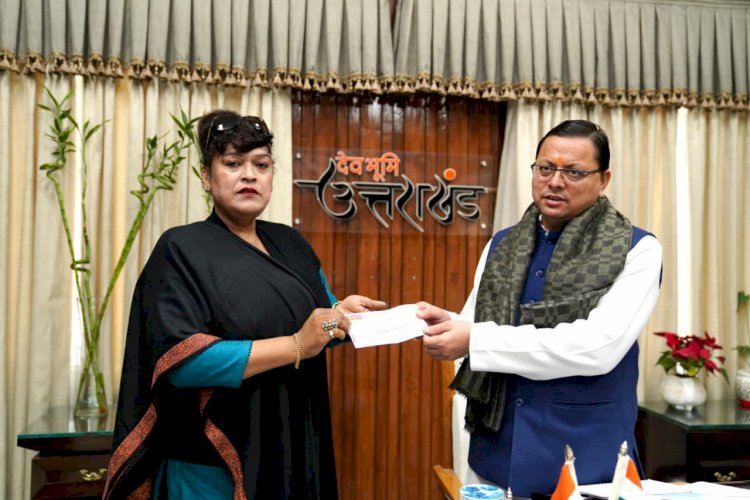 जोशीमठ के प्रभावितों की मदद को मैडम रजनी रावत ने 11 लाख रूपये का चेक सौंपा