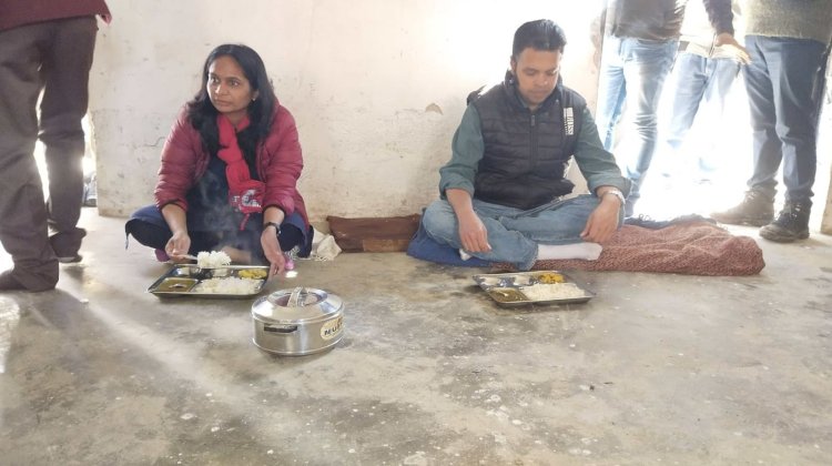 पिथौरागढ़: जिलाधिकारी रीना जोशी ने छात्रों संग बैठकर ग्रहण किया मिड डे मील