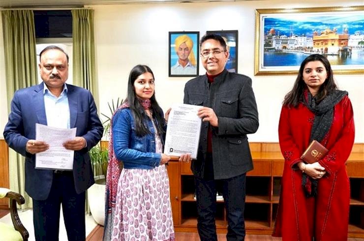 अमन अरोड़ा ने आवास विभाग के 19 जेई को नियुक्ति पत्र सौंपे