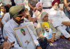 न्याय की मांग को लेकर सिद्धू मूसेवाला के माता-पिता पंजाब विधानसभा के बाहर धरने पर बैठे