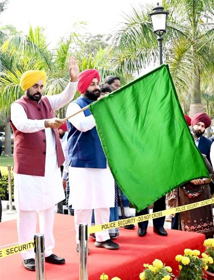 मुख्यमंत्री मान ने प्रधानाध्यापकों के दूसरे बैच को प्रशिक्षण के लिए सिंगापुर रवाना किया