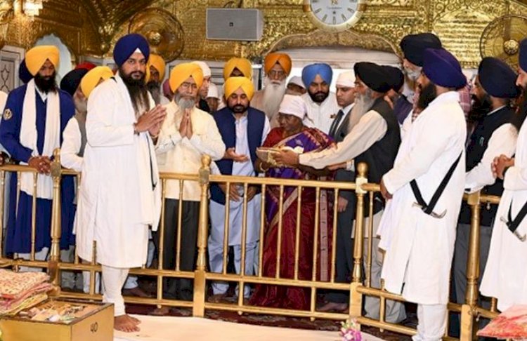 राष्ट्रपति द्रौपदी मुर्मू ने सचखंड श्री हरमंदिर साहिब में मत्था टेका