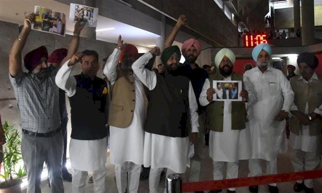 कांग्रेस विधायकों ने पंजाब विधानसभा में कानून व्यवस्था पर स्थगन प्रस्ताव की मांग की, किया वॉकआउट