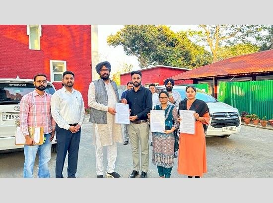 कुलदीप धालीवाल ने तीन लिपिक को नियुक्ति पत्र सौंपा