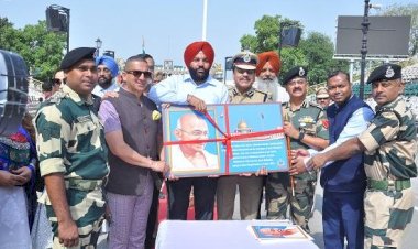 जेसीपी अटारी बॉर्डर पर महात्मा गांधी की तस्वीर लगाई गई