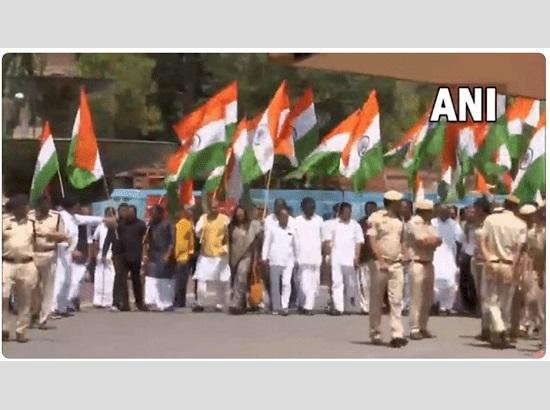 विपक्षी दलों ने संसद से 'तिरंगा मार्च' निकाला