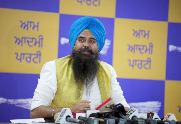 "आप" का बिक्रम मजीठिया पर पलटवार, कहा- उन्हें प्रेस की स्वतंत्रता पर भाषण देने का कोई नैतिक आधार नहीं