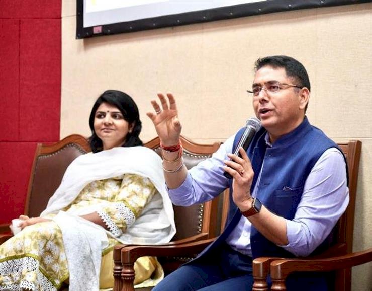 युवाओं के लिए अधिक से अधिक रोजगार के अवसर पैदा करने के लिए उद्योगों तक पहुंचें, अमन अरोड़ा ने रोजगार अधिकारियों से कहा