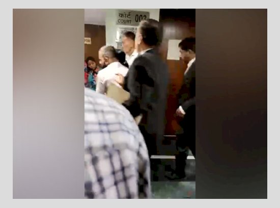 दिल्ली कोर्ट में महिला को गोली मारी, अस्पताल ले जाया गया