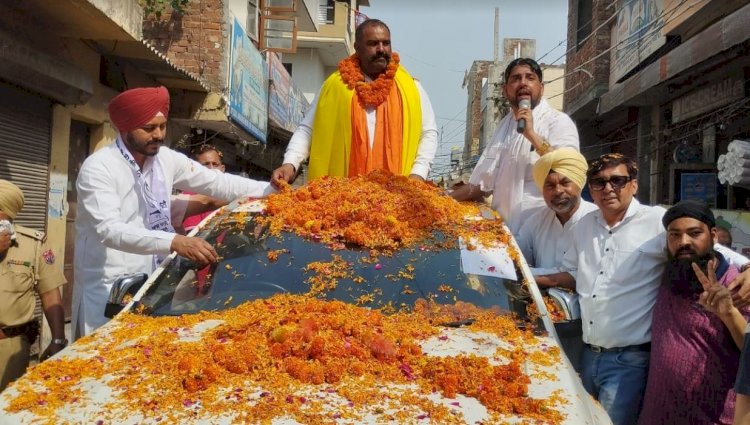 'आप' उम्मीदवार सुशील रिंकू ने अपने गढ़ जालंधर शहर के विभिन्न इलाकों में किया रोड शो, पत्नी सुनीता रिंकू भी रहीं साथ