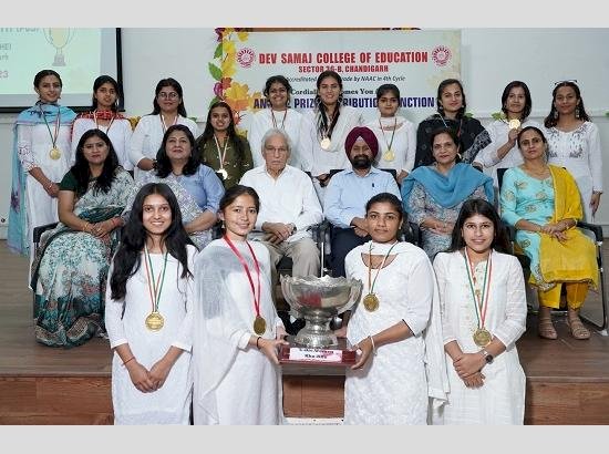 देव समाज कॉलेज ऑफ एजुकेशन में 42वां वार्षिक पुरस्कार वितरण समारोह आयोजित