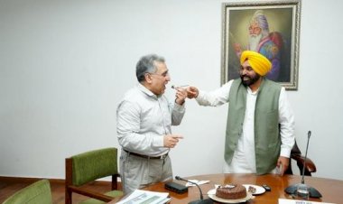 सीएम मान ने निवर्तमान मुख्य सचिव विजय कुमार जंजुआ के लिए विदाई पार्टी की मेजबानी की