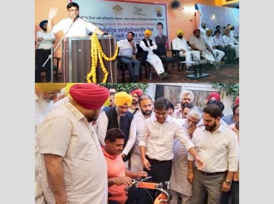 सांसद संदीप पाठक ने फिरोजपुर में दिव्यांगों को उपकरण बांटे