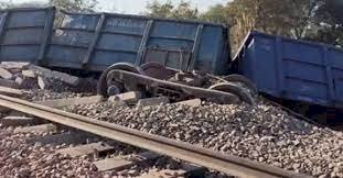 ओडिशा के बरगढ़ में चूना पत्थर ले जा रही मालगाड़ी पटरी से उतर गई