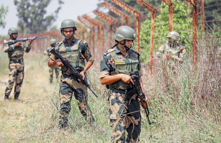 बीएसएफ ने अमृतसर में अंतरराष्ट्रीय सीमा के पास पाकिस्तानी ड्रोन को मार गिराया