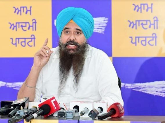 राज्यपाल पर आम आदमी पार्टी का पलटवार, कहा - उन्होंने विधानसभा में हुई अपनी गलती स्वीकारी