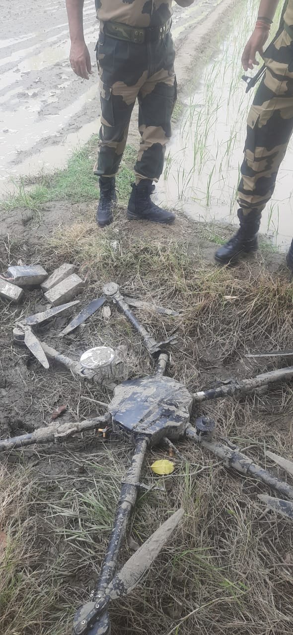 बीएसएफ ने तरनतारन सेक्टर में अंतरराष्ट्रीय सीमा के पास पाकिस्तानी ड्रोन को मार गिराया