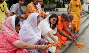 बलोचिस्तान की निर्वासित प्रधानमंत्री नायला कादरी बलोच ने हरिद्वार में की मां गंगा की पूजा